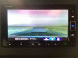 【バックカメラ】運転が苦手な方も車庫入れラクラクです!ギアをリバースに入れれば自動的に切り換わりますので、面倒な操作は不要です♪狭い駐車場もお車を傷つけず安心ですね!