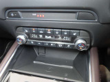 運転席と助手席それぞれで温度調整が可能なオートエアコンに加え、ステアリングヒーターと前二席分のシートヒーターが車内を快適に保ちます。