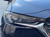 【LEDヘッドライト】悪天候や夜間走行時も良好な視界を確保し安心して運転できる高輝度LEDヘッドライトを装備!点灯速度が早く、消費電力も抑えられています。