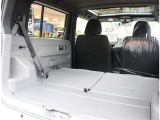 お車選びをお楽しみ頂けるよう、在庫車の展示スペースを十分に確保しております。
