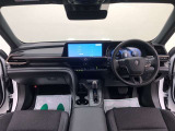 ディスプレイや操作スイッチを水平に集約、運転中の視線移動や動作を最小化できるようなレイアウトになっています。ドライバーは運転に集中でき、一緒に乗る方は心地よく移動を楽しめる空間となっています。