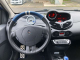 タコメーターが真正面に据えられた運転席、速度計は右側のデジタル表示となります。