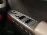 電動格納式リモコンドアミラーと、パワーウィンドウスイッチ等は運転席ドアにあります。