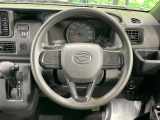 インテリアに合わせたデザインのステアリングは、運転される方のことも考え、運転しやすい形状、大きさです。是非一度、実際に触ってお確かめください。