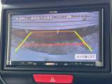 【バックカメラ】駐車時に後方がリアルタイム映像で確認できます。大型商業施設や立体駐車場での駐車時や、夜間のバック時に大活躍!運転スキルに関わらず、今や必須となった装備のひとつです!