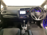 車内は光触媒抗菌消臭施工済です。インパネ周りはスタイリッシュなデザインです。グローブボックスやカップホルダーのほかにトレーなどたくさんの収納スペースが付いています。
