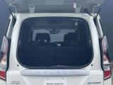2段トランクゲート搭載しておりますので狭い駐車場でも荷物の出し入れが可能です。