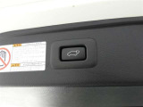 ワンタッチでバックドアが開閉。重たいバックドアも力いらずで開閉できる便利なパワーバックドア付きです!