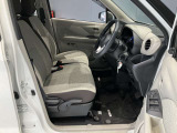 運転席まわりです。運転席からの視界が左右に広く隅々まではっきりと見渡せます!クルマの前端も把握しやすく安心して運転できます!