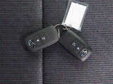 電子キーをポケットやカバンに入れているだけで、ドアの開錠・施錠が行えます。荷物を抱えていてもラクラク開閉です。エンジン始動も行えます。