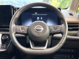 インテリアに合わせたデザインのステアリングは、運転される方のことも考え、運転しやすい形状、大きさです。是非一度、実際に触ってお確かめください。