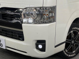 【LEDヘッドライト】悪天候や夜間走行時も良好な視界を確保し安心して運転できる高輝度LEDヘッドライトを装備!点灯速度が早く、消費電力も抑えられています。