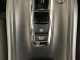 セレクトレバーの下に電子制御パーキングブレーキがあります。スイッチひとつで、停車した地点の傾斜などをシステムが検知・判断してブレーキ力を自動的に最適制御し、しっかり停車できるパーキングシステムです。