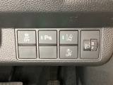 ハンドルの右側にはヘットライトリベライザーとHondaセンシング用のメインスイッチがついています。ヘッドライトリベライザーは道路状況や積荷の加重に応じてライトの高さを調節できます。