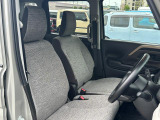 【フロントシート】高めのヒップポイントで見晴らしが良く、運転もしやすいですよ◎運転席アームレストがついているので長距離運転時の疲労軽減になりますよ◎