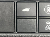 【パワーバックドア】スマートキーや運転席のボタンを押すだけでリアゲートが自動で開閉します!荷物を持っている時や、高い位置にあるバックドアを閉める際に便利な機能です♪