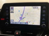 【8インチディスプレイオーディオ】各種オーディオ機能とスマホ連携機能を搭載。ナビキットを装着しているので、車載ナビとしても使用可能です。機能の詳細につきましては、展示店舗までお尋ねください。
