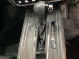 CVT車のセレクトレバーです。低速から高速まで、変速ショックのないスムーズな走りと、エンジン効率のよい領域を維持して燃費にも貢献します。