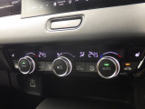 オートエアコンは左右席で独立温度コントロールが可能です。運転席はキンキンに冷やして助手席はマイルドにと言った設定が可能です☆暑さ寒さでケンカすることもなくなりますね♪