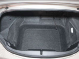 【トランク】間口は狭いですが、奥行きは意外と広いんです!オープン状態にしても、荷室内の容量に変化がないのが特徴です♪