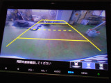 バックカメラの画像です。ガイドラインがスムースな車庫入れをサポートいたします。車庫入れの安心感がアップしますね。