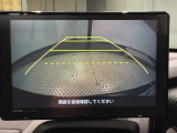 リバースギアに入れるだけで後方の表示へ切り替わります。夜間や雨の日の駐車も楽になりますよ。