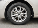 標準装備の純正15インチアルミホイール。タイヤサイズは185/65R15です。