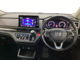 車内は光触媒抗菌消臭施工済です。スタイリッシュなデザインでスポーティなインパネ周りを演出します。グローブボックスやカップホルダーのほかにトレーなどたくさんの収納スペースが付いています。