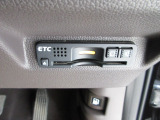 ETC付。高速道路の料金所はキャッシュレスで通過です。サービスエリア等にあるスマートインターの出入りも利用可能でとっても便利。ご納車後すぐにお使い頂けるようセットアップしてのお渡しとなります。