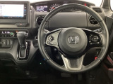 【ハンドル】運転にかかわる様々な操作を安全に行えるように視点移動が少なく操作性に配慮されたスイッチ類が凝縮されたコックピットです。