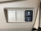 VSA装備車です。VSAはドライバーの操作と車の動きを見守っています。もし車の挙動が乱れたとき、4輪別々にブレーキをかけたり、エンジンパワーをしぼることによって車を安定させます。