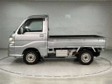 1年間走行距離無制限の無料保証ついてます。保証修理は全国5,000箇所のトヨタテクノショップにて対応、更に安心の延長保証(+1年または+2年、共に有料)もご用意。安心して長くお乗りいただけます。