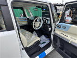 【運転席】座り心地が良いシートなので長時間の運転でも快適にお過ごしいただけます。新品のフロアマットのご注文も可能です。掲載箇所以外にご希望の写真がございましたらお気軽にお問い合わせ下さい。