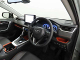高級感のある美しいインテリアデザインの運転席です。