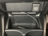 アクセサリーソケットはUSBのアダプターなどをつければ、スマホの充電にも使えます。周辺には物が置けるボックスがついています。