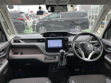 【運転席・インパネまわり】ハンドル・シート・フロアーなど隅々までプロによるクリーニング済み☆彡キレイな車内でドライブが一層快適にお楽しみいただけます!!