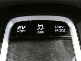 EVモードスイッチが付いています。早朝・深夜の住宅街や屋内駐車場などで、騒音や排気ガスを気にすることなく走行できます♪