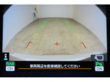 ■リヤビューカメラの映像です。ステアリング連動ガイドラインが、後退時の予想進路を表示し、運転のサポートを致します。