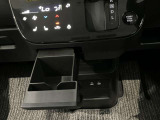 ドリンクホルダー&モバイル置きが有ります☆助手席の方にも使えて便利です♪