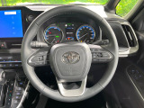 インテリアに合わせたデザインのステアリングは、運転される方のことも考え、運転しやすい形状、大きさです。是非一度、実際に触ってお確かめください。