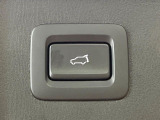 【パワーバックドア】スマートキーや運転席のボタンを押すだけでリアゲートが自動で開閉します!荷物を持っている時や、高い位置にあるバックドアを閉める際に便利な機能です♪