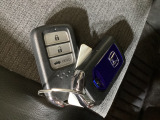 スマートキー付。キーを取り出さなくてもドアロックの施錠・開錠、エンジンの始動が出来ます。雨の日や荷物の多い日にとても便利ですね。