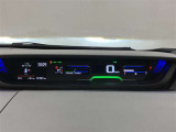 視認性に優れたメーターを採用しており、走行中でも車速や情報が分かりやすく表示されます。運転時の視線移動をむりのない範囲に抑え、快適で安心感のあるドライブをサポートします。