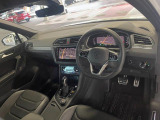 車に乗り込む際に見える景色です。分かりにくいかもしれませんが、ナビがちょっと運転席側に傾いており、走行中に視線を正面から離れない様に考えてデザインしております。