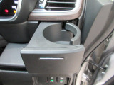 運転席側の手の届きやすい位置にもドリンクホルダーが付いています。