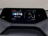 【トップマウントメーター】7インチディスプレイにミニマルなグラフィックメーターやLEDインジケーターを表示します。視線移動少なく表示が確認できる、運転に集中しやすい構成となっています。