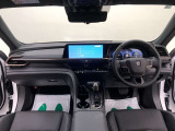 ディスプレイや操作スイッチを水平に集約、運転中の視線移動や動作を最小化できるようなレイアウトになっています。ドライバーは運転に集中でき、一緒に乗る方は心地よく移動を楽しめる空間となっています。