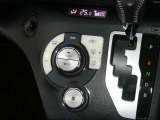 【オートエアコン】車内温度を感知して自動で温度調整をしてくれるのでいつでも快適な車内空間を創り上げます!どの席に座っても快適なドライブが楽しめます♪