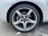 【アルミホイール】18インチのAMG5スポークアルミホイールを装着