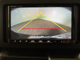 【バックカメラ】ギアをリバースに入れれば自動的にモニターが切り換わるので、車庫入れや後退確認がラクラク OKです!